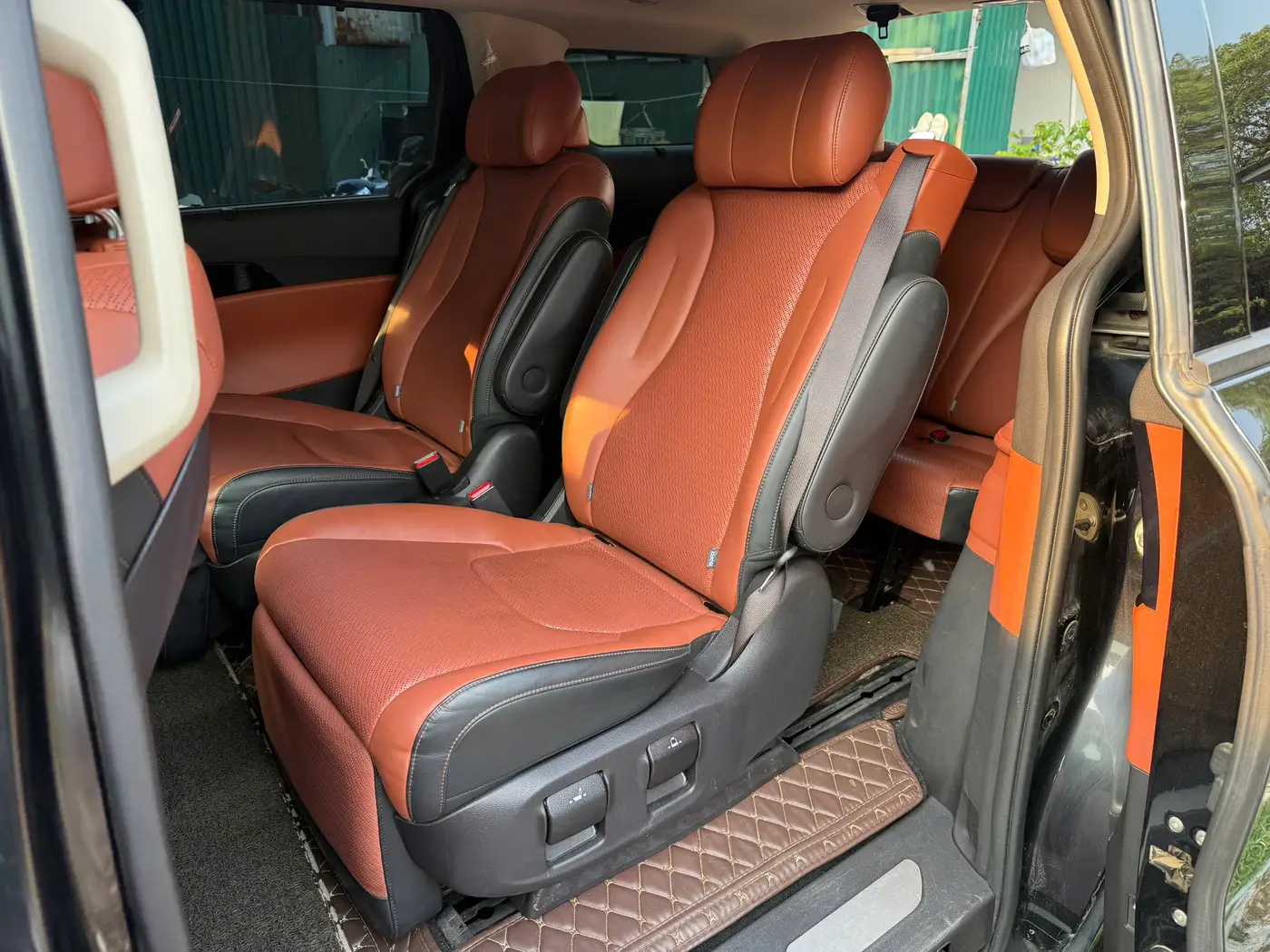 Kia Carnival - ảnh 2